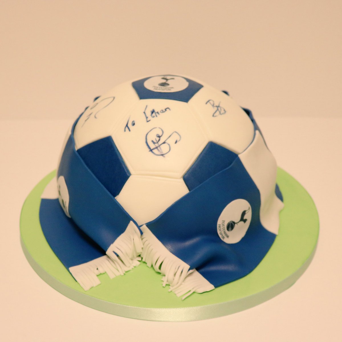 TheCakeShack1's tweet image. Tottenham Hotspur cake with Ethan’s replica autographs of his favourite players. #SpursNation #spurscake #happybirthday #cakedecorating #cakelife