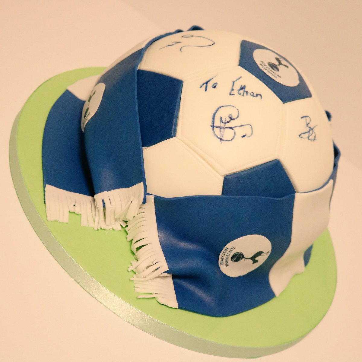 TheCakeShack1's tweet image. Tottenham Hotspur cake with Ethan’s replica autographs of his favourite players. #SpursNation #spurscake #happybirthday #cakedecorating #cakelife