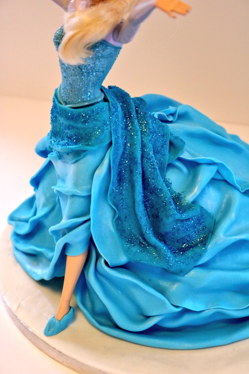 TheCakeShack1's tweet image. The customer supplied the doll for this Ice Queen cake. I loved making her!  #LetItGo #icequeen #cakedecorating #Sugarpaste #lovecake