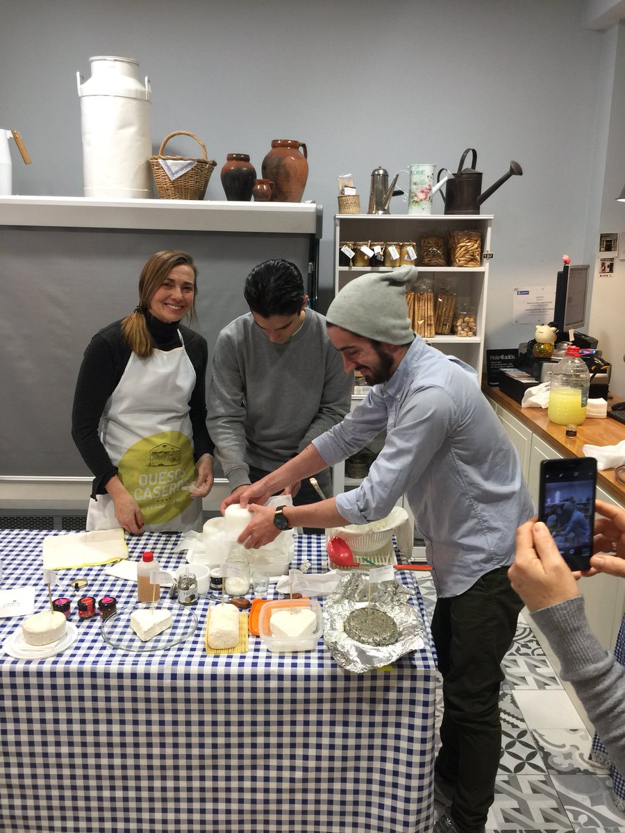 LIstantfromager's tweet photo. Una tarde de #sábado más en @cantaro_blanco #cursos de #quesos con #moho lo pasamos genial 😀 #planazo Sorteamos entre los 2 grupos los 8 #quesoscaseros que hicimos 4 tipo #camembert con #trufa y #ceniza y 4 tipo #roquefort para que los maduren en #casa #diy #divertidisimo https://t.co/hvEjga54n6