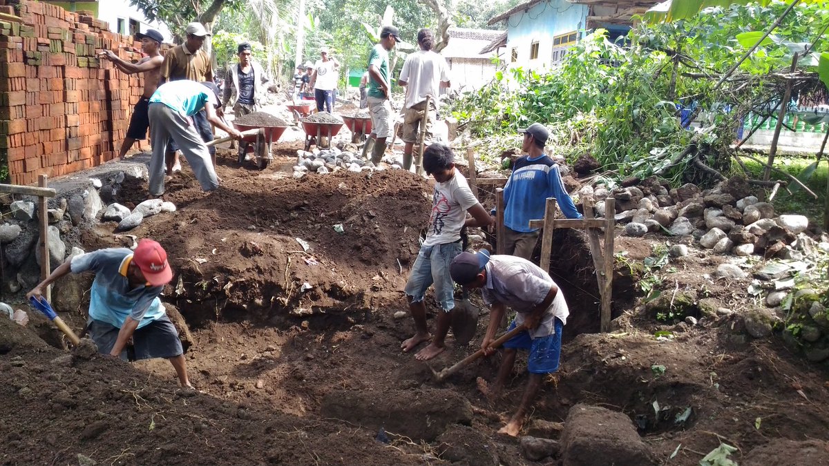IcukS4586's tweet photo. Masyarakat Bahagia, Pengangguran bisa Bekerja #PadatKaryaTunai2018 #DanaDesa TA. 2018. #ManfaatDanaDesa #TPPIJawaTimur #Bondowoso @jokowi @EkoSandjojo @anwsanusi @taufikmadjid71 @fachrilabalado @DewantoAndry https://t.co/U7XfWiN97x