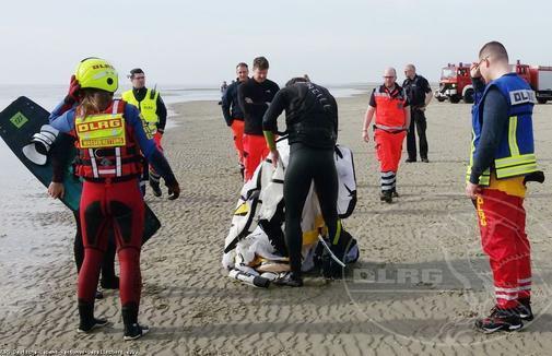 kn_online's tweet photo. Eine ganze Truppe wassererprobter Schutzengel hat ein #Kitesurfer am Böhler Strand bei St. Peter-#Ording gehabt. Rettungskräfte der #Feuerwehr und der #DRLG zogen den Mann aus der #Nordsee. https://t.co/S4g0ZIw03R https://t.co/GGKmAkePiM