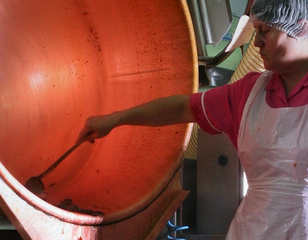 maisonandresy's tweet photo. Vous connaissez l'écumage ? Un geste traditionnel des confiturières toujours exécuté chez #andresyconfitures
#artisan #confiturelocale #madeinparis #madeinfrance #frenchjam #epv #ccf #patrimoine #iledefrance #foodservice #gestestraditionnels #confiturier #traditionconfiture https://t.co/k3BMymPNL7