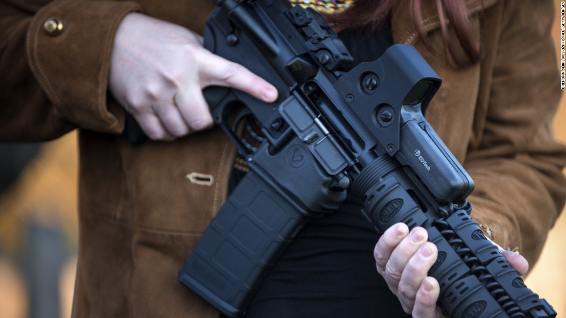 CNN's tweet photo. An Illinois town has banned assault weapons. The penalty if you keep one? Up to $1,000 a day. https://t.co/4grJanidCq https://t.co/I1cI5zGzwf