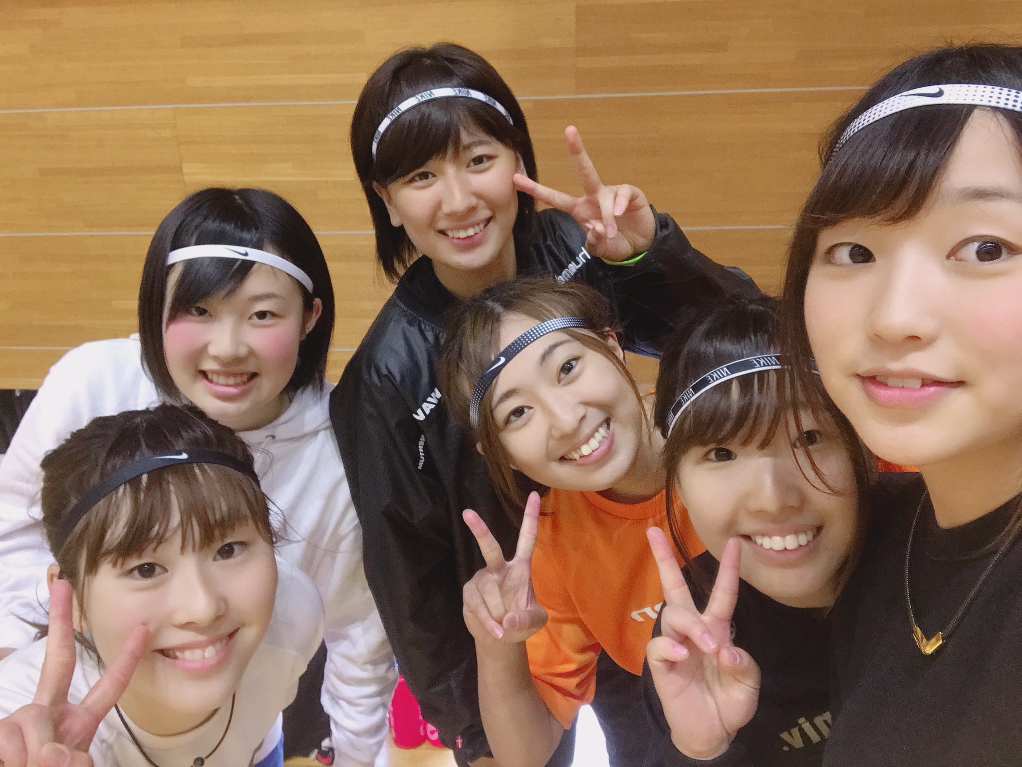 静岡大学女子バレーボール部 今日はnikeのヘアバンドを１ ２年でつけてogの方々と試合をしました リーグ前最後の試合 最後の調整としてたくさん話し合いました リーグまであと6日です がんばっていきましょう 応援よろしくお願いします 1年生