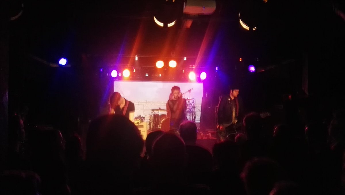 Gisteren bij #wavefestII. Met o.a. deperate journalist, silent runners, and also the trees, whispering sons.
Was een heerlijk avondje post-punk in #Baroeg