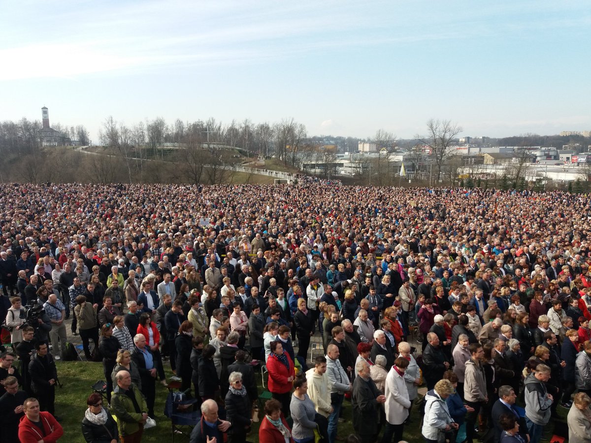 DBaraniec's tweet photo. W Łagiewnikach rozpoczynaja sie wlasnie główne uroczystości Niedzieli Miłosierdzia Bożego. @RadioKrakow @ArchKrakowska https://t.co/MPff2xmEBb