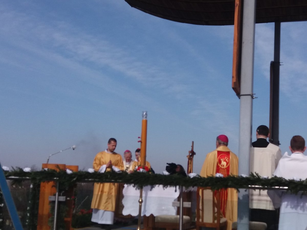 DBaraniec's tweet photo. W Łagiewnikach rozpoczynaja sie wlasnie główne uroczystości Niedzieli Miłosierdzia Bożego. @RadioKrakow @ArchKrakowska https://t.co/MPff2xmEBb