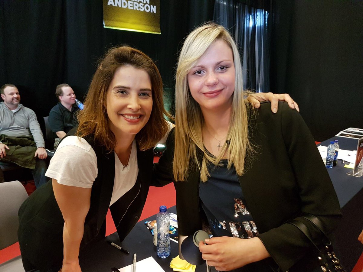 CarolineLasseel's tweet photo. That akward moment when you look up to someone but your so nervous you can’t speak anymore , beside that cute picture 🙈😂 #factsconvention #cobiesmulders #marvel #avengers #agentsofshields #captainamerica #actress #Gent #Belgium @CobieSmulders 🎉 https://t.co/cwEYn7Rpch