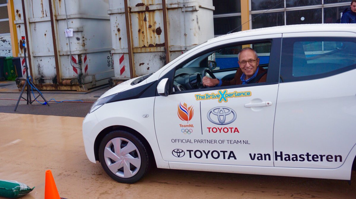 DriveXperience's tweet photo. De eerste @drivexperience van 2018 is van start! Wethouder @KeesWassenaar van @gemeente_leiderdorp  heeft de dag geopend door als eerste een noodstop te maken! #verkeer #verkeersveiligheid https://t.co/VthgVpFx0P