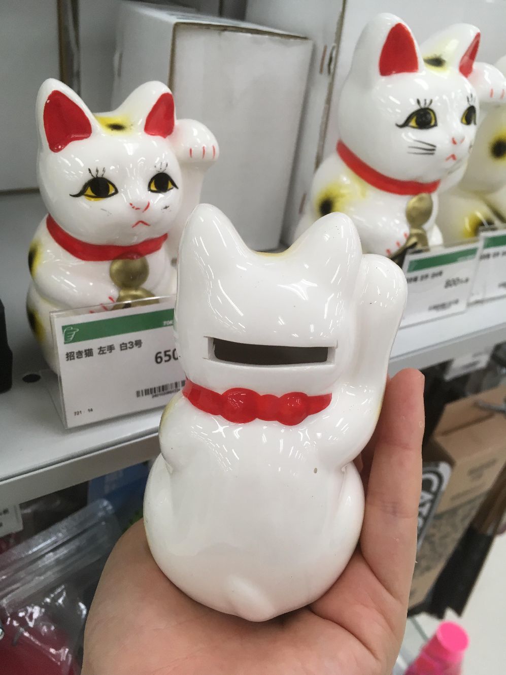 東急ハンズ新宿店 Ar Twitter 右手と左手とで 意味が違うよ お問い合わせの多い招き猫 再販致しました 右手は金運を招き 左手は人を招きます 3サイズ展開で両手とも置かせていただいてますにゃ ソーラー招き猫 900
