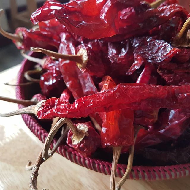 ZhideyBhutan's tweet photo. ダワカかカサラプチューか、乾燥唐辛子味比べ。迷う。#bhutanfood #drychilli #bhutan #ブータン #乾燥唐辛子 #ダワカ #カサラプチュー https://t.co/fBN3HufhML https://t.co/2HTs7yO7zK