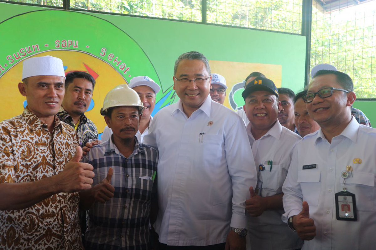 yanti_rakhman's tweet photo. Kegiatan #PadatKaryaTunai2018 di Desa Citarik KEC. Pelabuhan Ratu KAB. Sukabumi di hadiri bpk @EkoSandjojo bersama bpk @taufikmadjid71 dan bpk @fachrilabalado ayo @P3MD_OKUT Kita bisa..!!
@jokowi @tppindonesia @anwsanusi @fachrilabalado @KemenDesa @SatgasDanaDesa https://t.co/EVDp9dGGlz