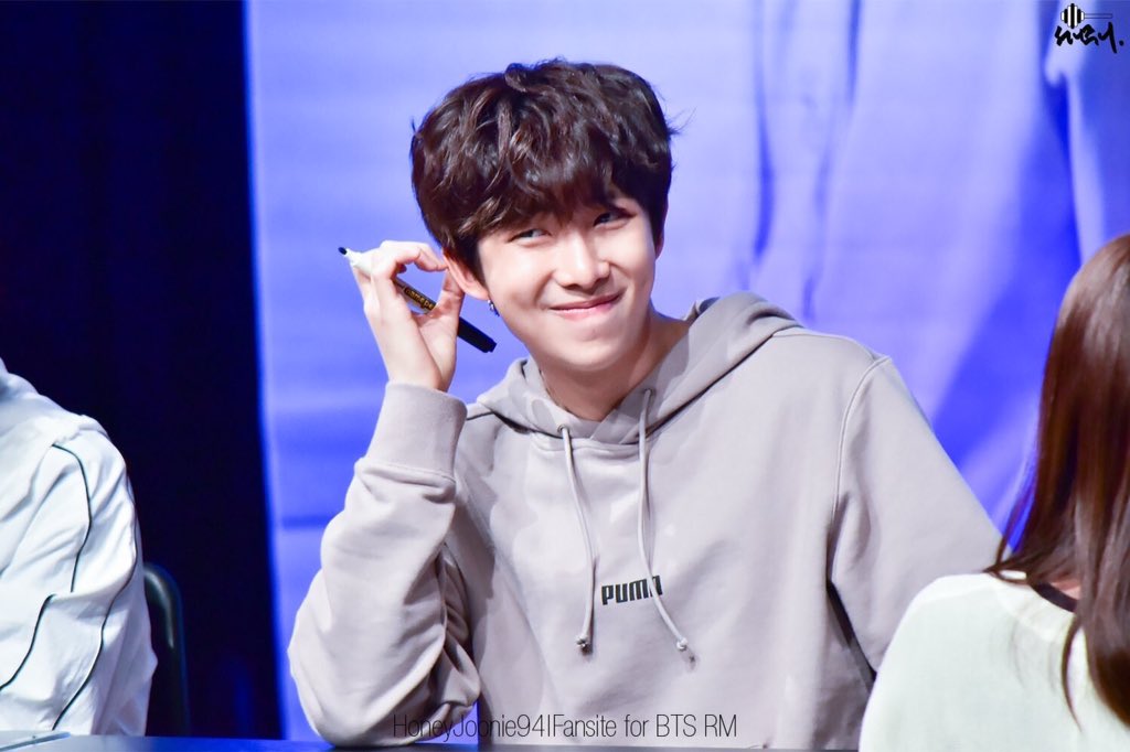 Uživatel BANGTAN INDIA 🇮🇳 na „BTS Puma Fansign - Namjoon #BTSxPUMA #BTS #NAMJOON #RM #PremiosMTVMiaw #MTVBRKPOPBTS https://t.co/yfLWRRQPyT“ / Twitter