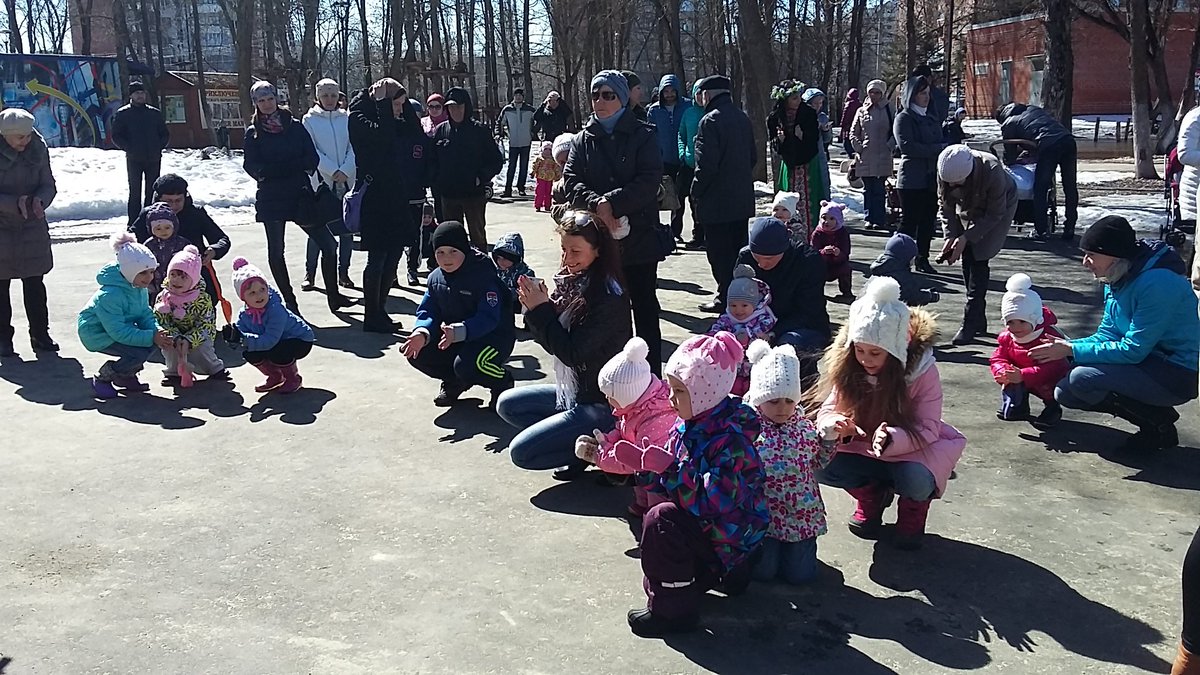 Детский парк.Традиционные пасхальные детские забавы-"каточки", "яичные жмурки","раскрути яйцо".Родители не остались в стороне и приняли участие в семейных конкурсах- "воротца".