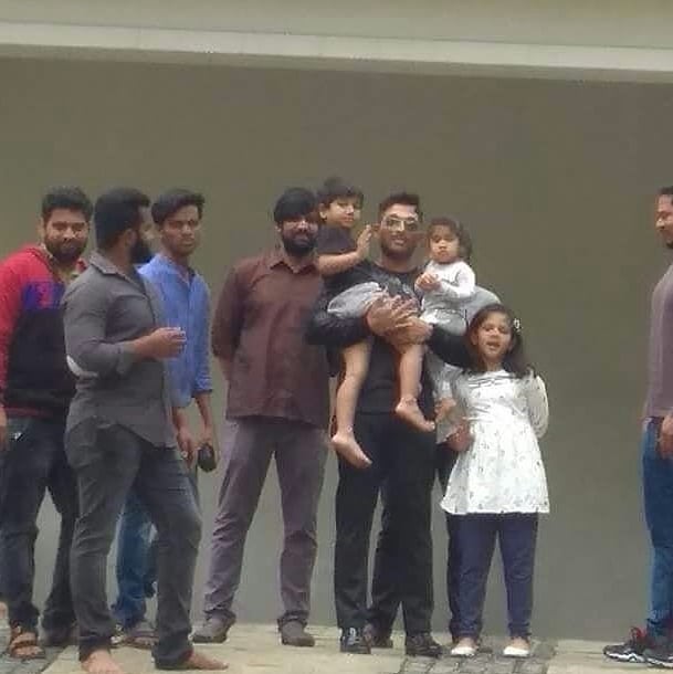 BunnyFreak3's tweet photo. RT @shreyasgroup: Stylish star @alluarjun birthday bash pictures with kids. 
#HappyBirthdayAlluArjun 
#HBDBelovedAlluArjun https://t.co/UM6JTdv9jU