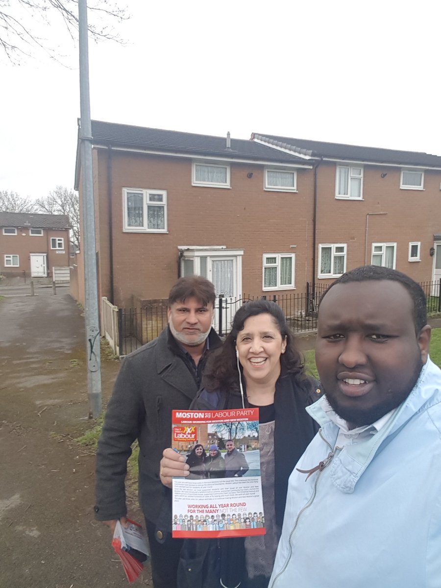 Good response on the #Moston doorstep with Labour comrades
#3Votes4Labour 
Paula Appleby 🌹✖
@Yasmine_Dar 🌹✖
Carl Ollerhead 🌹✖
@MossSideLabour