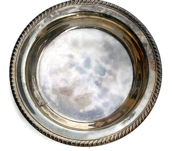 fieldsofvintage's tweet photo. Vintage WM Rogers #SILVERTRAY #SILVERPLATTER #FootedTRAY  Boho Jewelry Tray https://t.co/ett4RmCCD7 #ETSY https://t.co/ZtSiSxaWCu