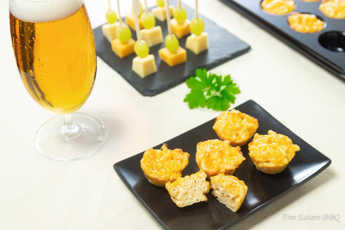 Du magst Mac and Cheese? Dann wirst du unsere Mini Mac and Cheese Muffins lieben! Das #Rezept findest du ab sofort bei uns im Blog. fire-eaters-bbq.net/mini-mac-and-c…