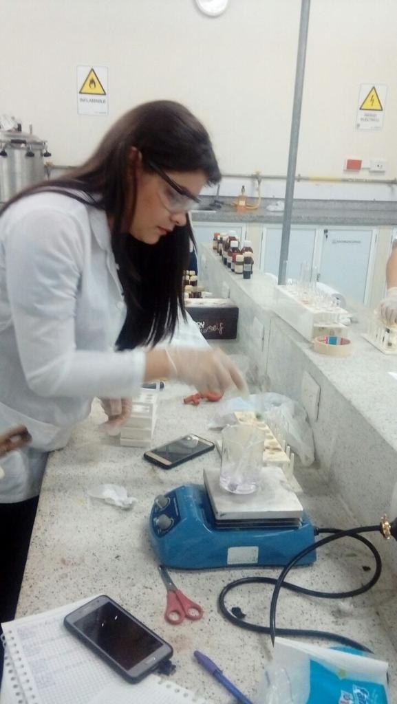 micaneiva's tweet photo. En el CCAV Neiva laboratorio de quimica organica, grupo 1 día 2 @cienciasunad @ECBTI_Neiva @AMendezGonza https://t.co/ZbUPQ9Ti7O