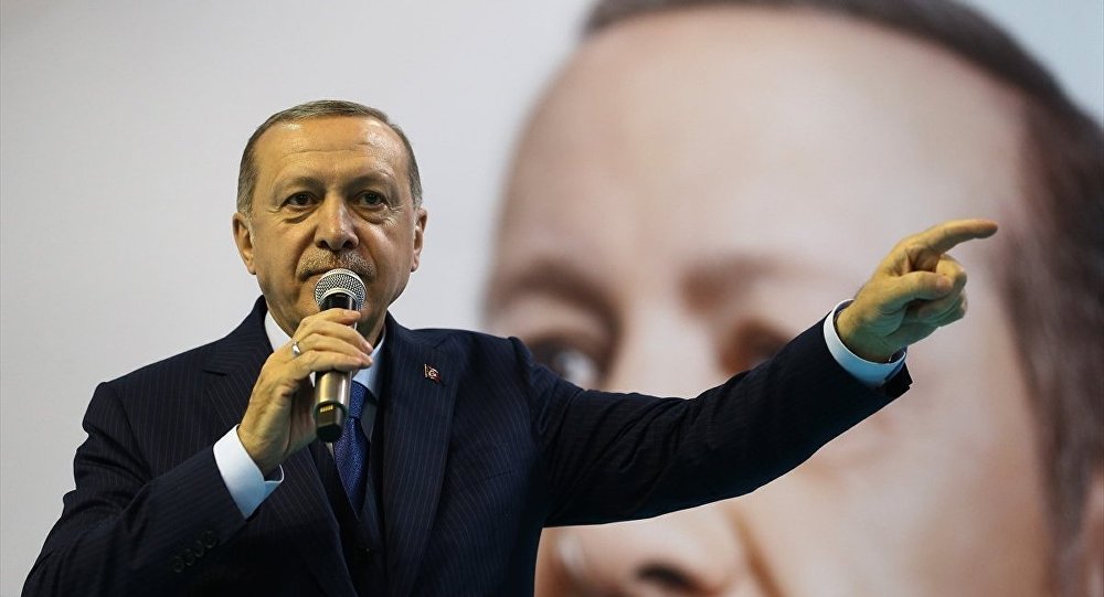 thepatrontr's tweet photo. Siirt'te AK Parti 6. Olağan Kongresi'nde konuşan Cumhurbaşkanı Recep Tayyip Erdoğan, Fransa Cumhurbaşkanı Emmanuel Macron'a "O aklı sen kendine sakla" dedi. Erdoğan "Karşımıza geçip teröristlerin ağzıyla konuşanlara 'Cehenneme kadar yolunuz var' diyoruz" diye konuştu. https://t.co/8FAxJIOoyt
