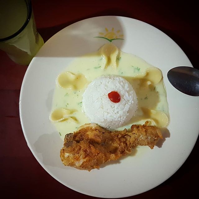 guilwil's tweet photo. POLLO SEMI BROSTERIZADO ACOMPAÑADO DE ARROZ, PURÉ DE PATATAS Y FIDEO LAZO

#ComidaEcuador #FoodLook #ComidaRica #EstoEsEcuador #comidaencasa #ComidaLatina #ComidaColombiaba #comidaperuana #CarneDeRes #foodlover #youtubeec #YoutubeFood #blogfood #youtuber… https://t.co/mRfoySGRoa https://t.co/6UZdnOTnJ7