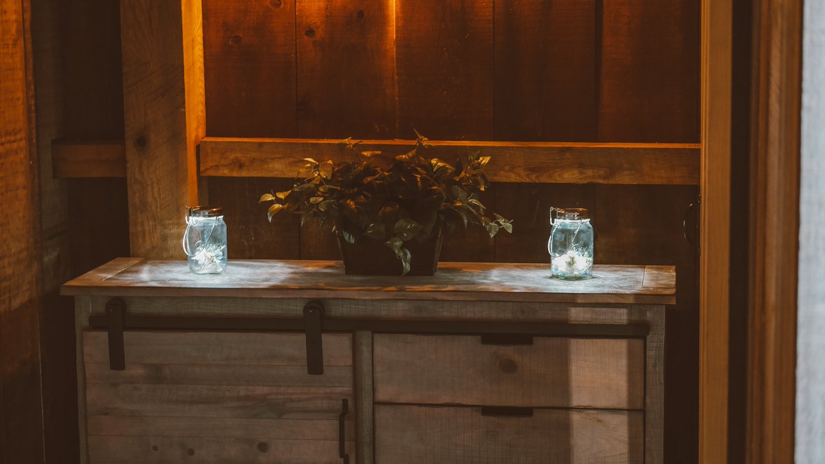 The soft, yet bright, light of Sonnenglas solar lanterns provide a perfect addition to your décor creating a cozy inviting space.  💫
📷@kalero_vineyard