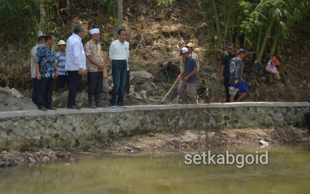 setkabgoid's tweet photo. Usai meninjau sosialisasi cegah stunting di Puskesmas Bantar Gadung, Presiden Joko Widodo (Jokowi) menuju ke Kecamatan Bantar Gadung, Sukabumi, Jawa Barat, Minggu (8/4) untuk meninjau lokasi padat karya tunai. @KemenDesa https://t.co/HdC2ujjhAS