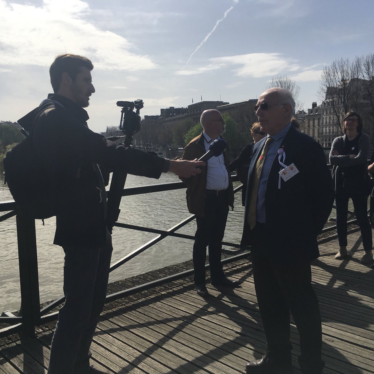 DesTulipes's tweet photo. Le journaliste de @BFMParis est sur le Pont : #DesTulipesContreLeCancer célèbre ses 30 ans sur le Pont des Arts. #lionsclub https://t.co/2KXar3p0nf