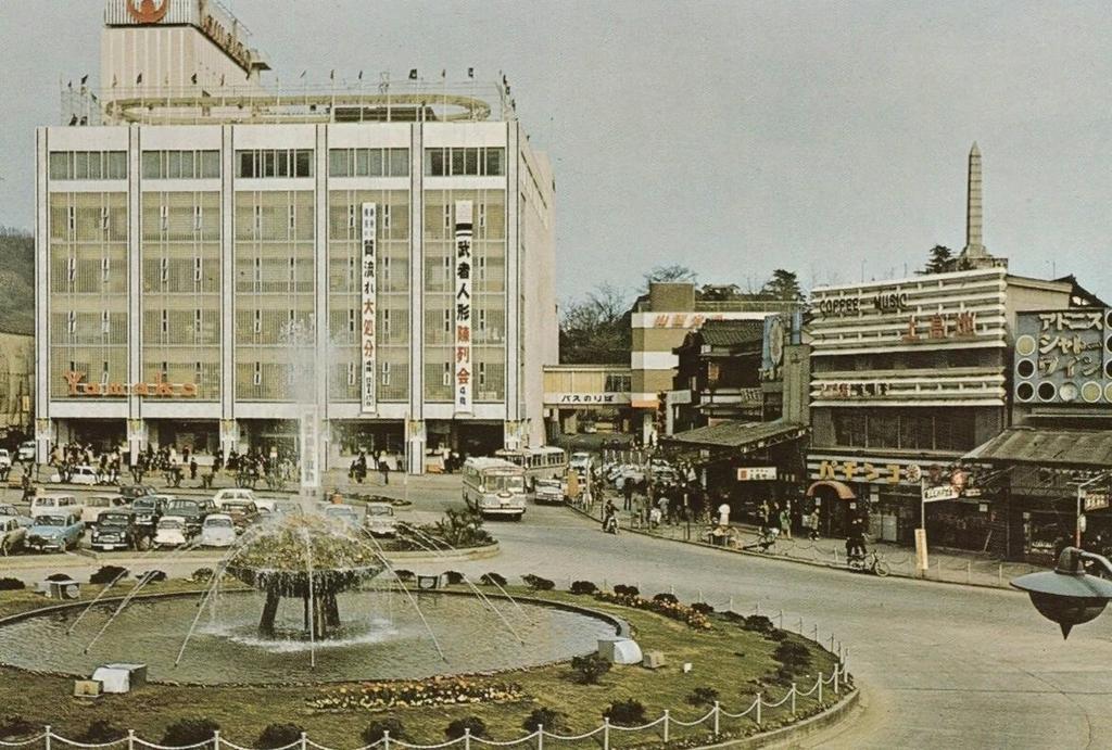 甲州東方屋公式 アニメ倶楽部甲府 Ar Twitter 昔 昭和40年代頃 の甲府駅南口ターミナルの様子 左側のビルは昔の山交百貨店 屋上に遊園地がありました