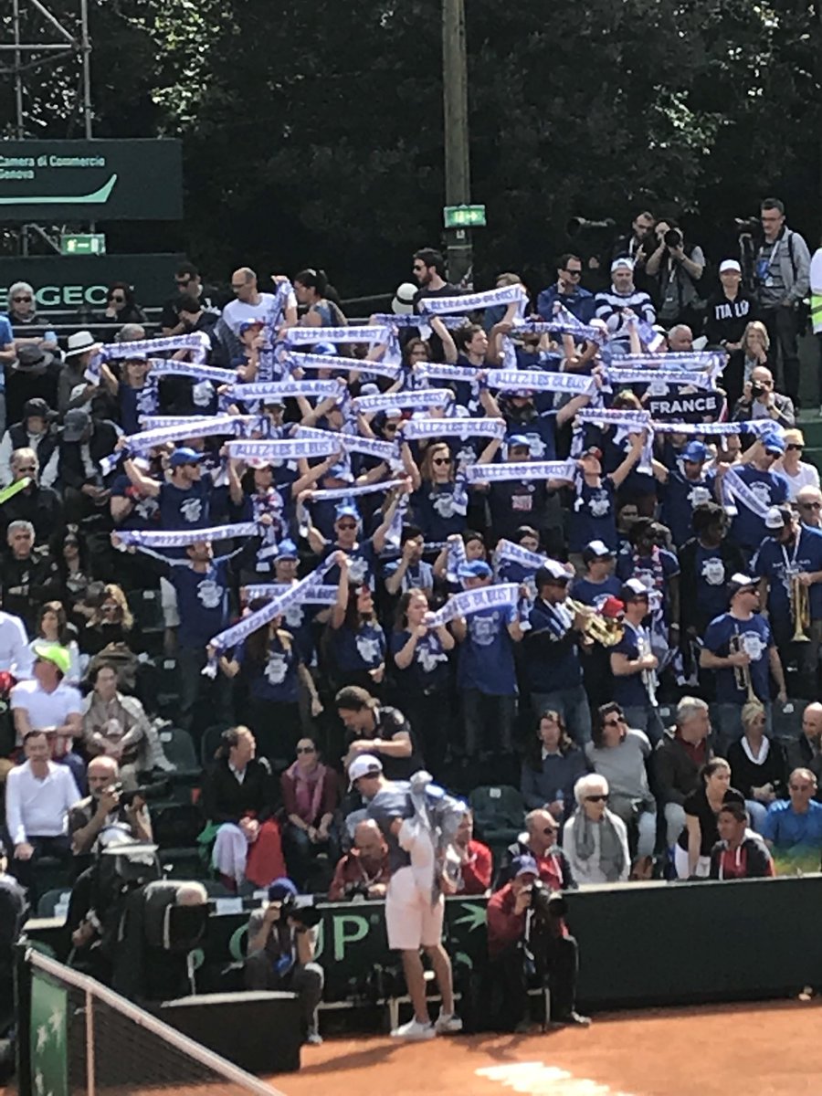 flavia_pennetta's tweet photo. Volevo fare i miei complimenti ai tifosi francesi per il bellissimo gesto di questa mattina ...che vinca il migliore 👍👍 !!! Forza ragazzi ❤️ https://t.co/Xp40hm0GQ8