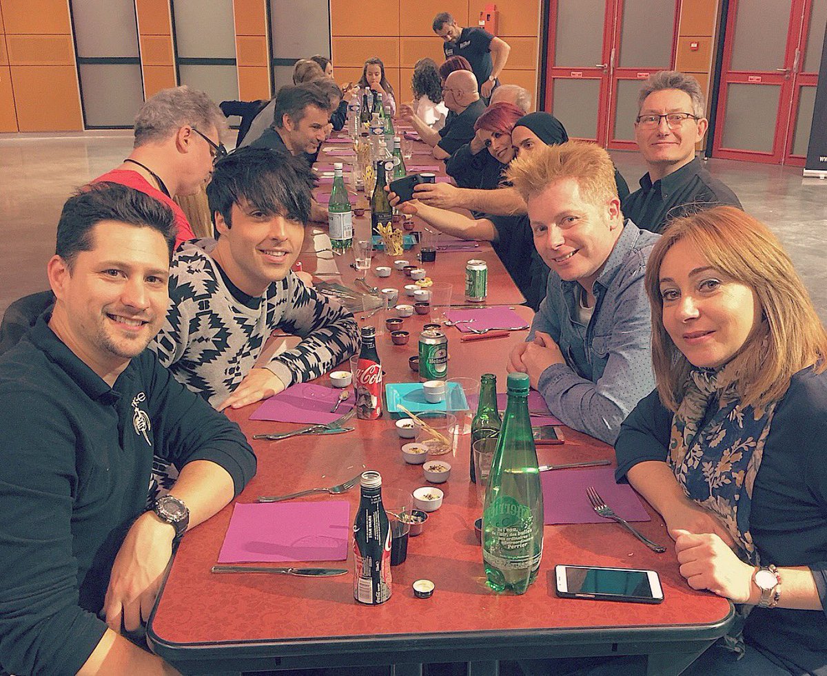 CharlieMag's tweet photo. Spanish friends in #lanuitdelamagie #magicfestival #aftertheshow #magic #charliemag https://t.co/ZE0JdqZkTe