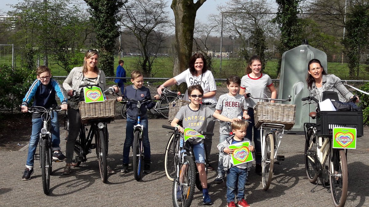 SJongerius's tweet photo. Met hun gemiste supervriendin Claudia in het hart vertrekken drie moeders en zes kids voor een retourtje Drunense Duinen #verbeetenchallenge https://t.co/JH6KsVqx5W