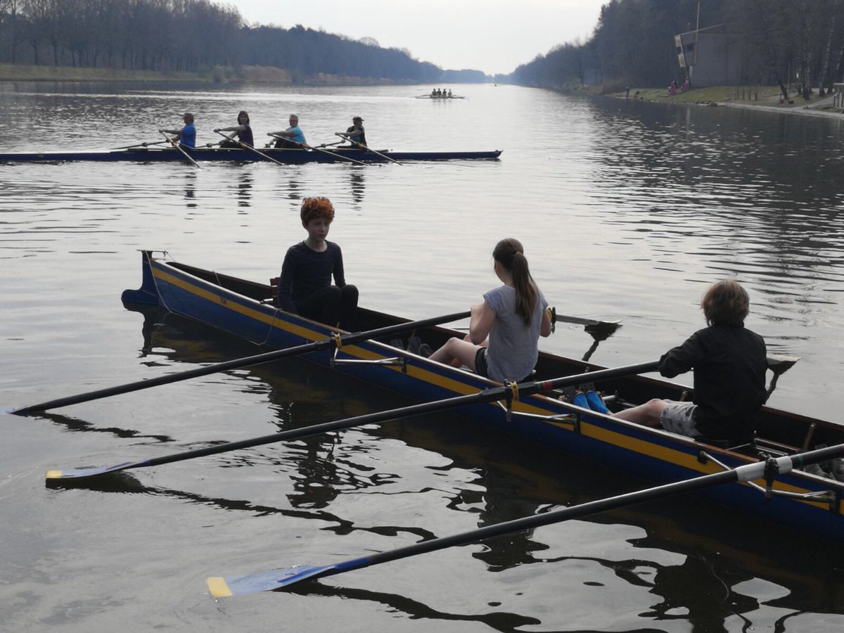 rv_tor's tweet photo. Heerlijk weertje voor de #tryoutsports. 3 boten vol jeugd proberen vandaag roeien uit. #tilburgroeit https://t.co/Q549P7N3bW