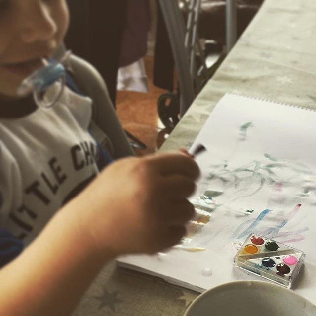 Beitacv's tweet photo. ¿Si pintamos la vida de colores qué pasa? 🎨 Pues mientras lo averiguamos... juguemos a darle nuestro toque. #mamaymateo 👩‍👦#acuarelasparaelmundo #coloresperanza https://t.co/CbxR71MLkd