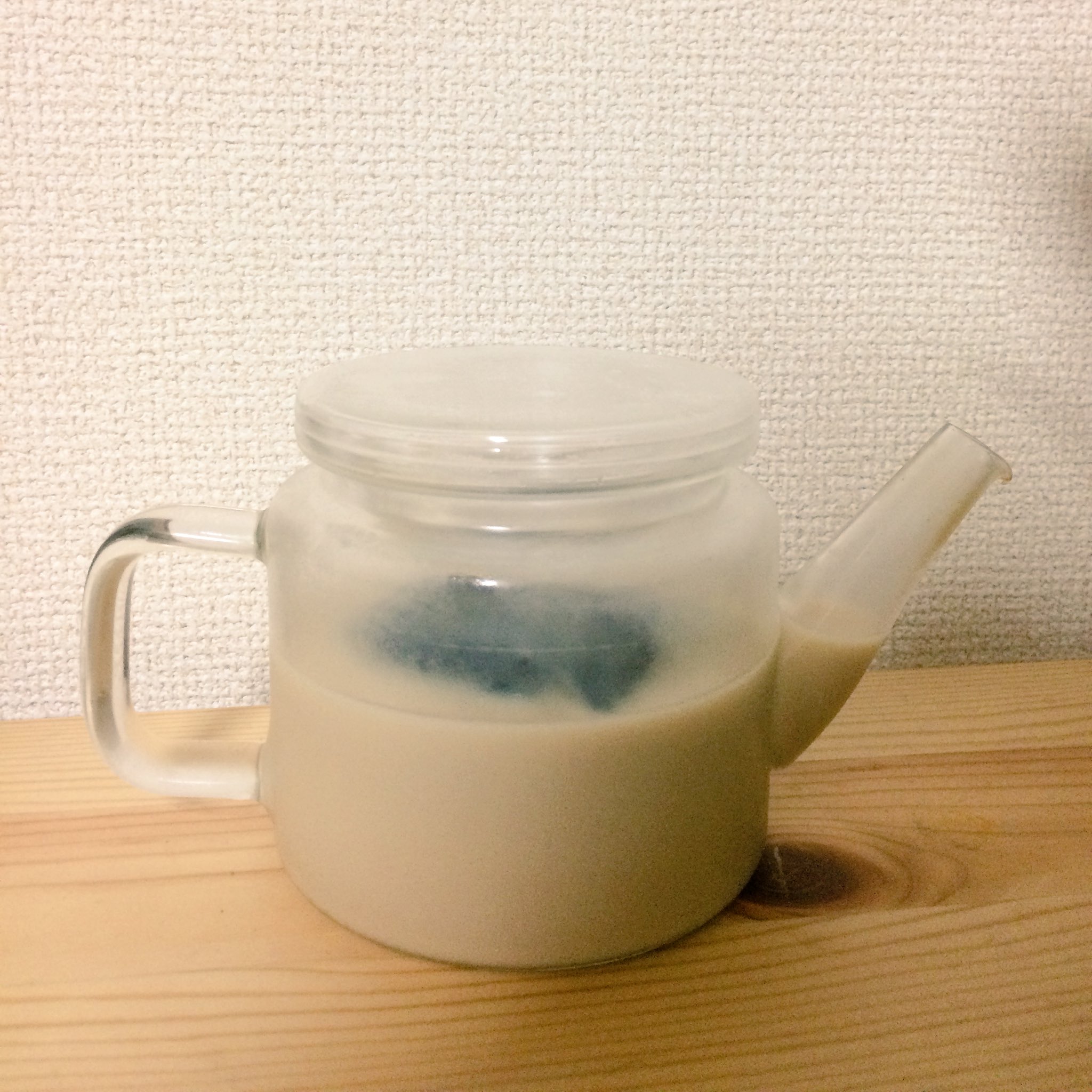 清水 去年やってみてとてもおいしかったミルクコールドブリュー 今年も仕込みはじめた 牛乳にコーヒーの粉を入れて一晩おくと ミルク出しコーヒーができるんだけど 火を使わないせいか 色の薄さに反した味の濃さのせいか 何度やっても不思議な気持ちに 清水 去年やってみてとてもおいしかったミルクコールドブリュー 今年も仕込みはじめた 牛乳にコーヒーの粉を入れて一晩おくと ミルク出しコーヒーができるんだけど 火を使わないせいか 色の薄さに反した味の濃さのせいか 何度やっても不思議な気持ちに