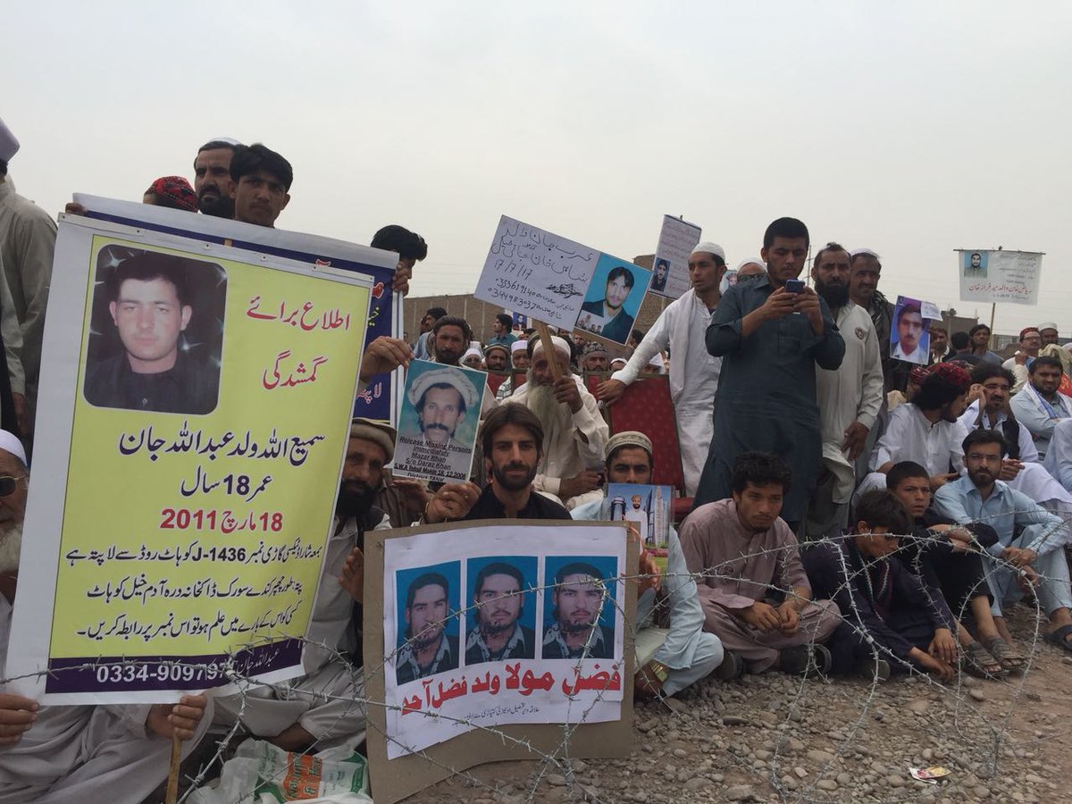 voaurdu's tweet photo. پشاور: پشتون تحفظ تحریک کے جلسے میں لاپتا افراد کے لواحقین کی بڑی تعداد شریک، جلسہ گاہ میں لاپتا افراد کی تصویروں والے بینرز بھی لگائے گئے ہیں

#PTMLive #PTMPeshawarJalsa #PTM #Peshawar #PashtunTahaffuzMovement https://t.co/GDEtHIMCU3