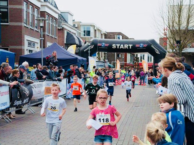 KippenRenBveld's tweet photo. We kijken terug op een zeer geslaagde 11e editie van de Moba Kippenren Barneveld 2018! Benieuwd naar de foto’s? Deze vind je op onze Facebookpagina!
.
#kippenrenbarneveld #kuikenloop #achtstemarathon #kwartmarathon https://t.co/g9q9Fx9m5G