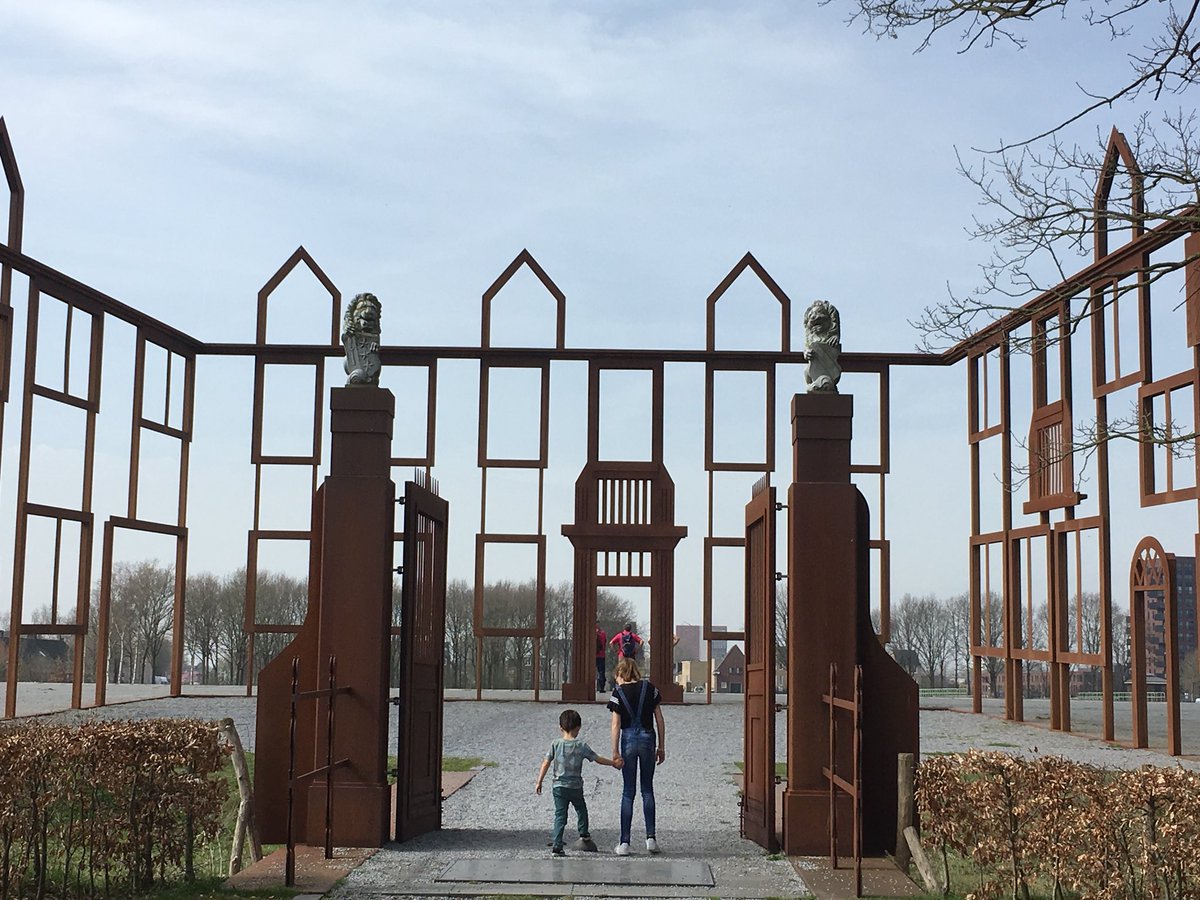 erikderidder's tweet photo. Terwijl Marleen-zonder-Twitter mee wandelt voor de #VerbeetenChallenge fietsen Em, kleine D@en ik een rondje door een zonnig en ontspannen #Tilburg. Heerlijk #weekend https://t.co/wqwPdu5Mih