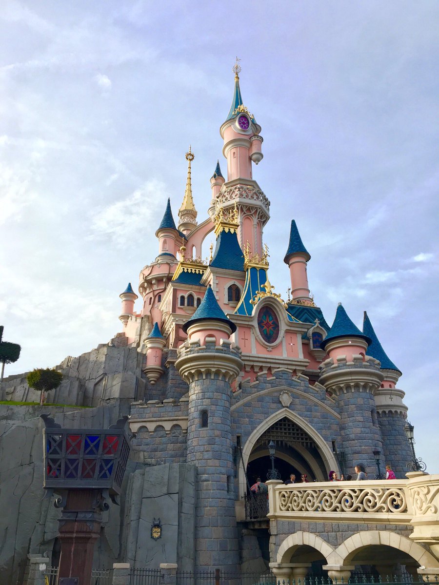 AllDisneyParks's tweet photo. Live from Disneyland Paris!✨ https://t.co/YcAo89w1yj