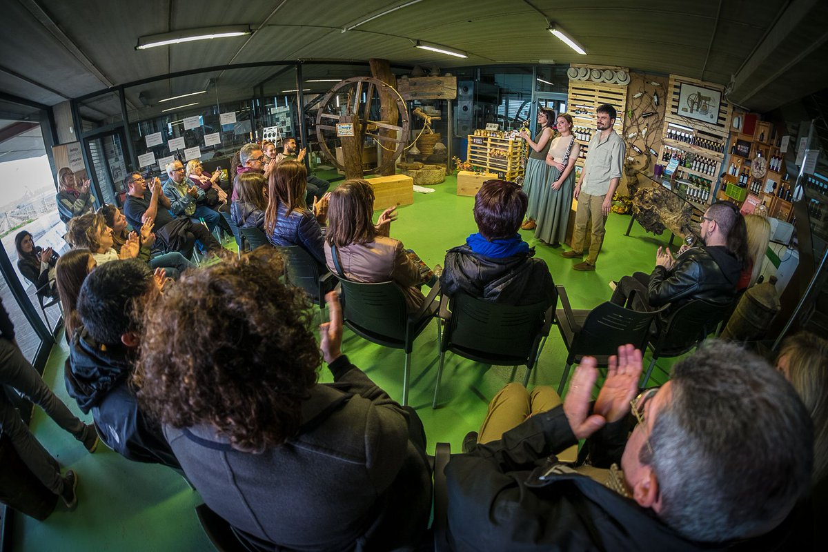 EmpordaWine's tweet photo. 🎭🍷 Ahir a #Garriguella vam viure 'Escenes entre vinyes', #microteatre i #vi amb @PindolesFest al @CellerMasLlunes, @Masetplana i @coopgarriguell. Viu aquesta experiència única dissabte que ve a #Capmany: https://t.co/7y8cqbu1uT
Fotos: Borja Balsera 📸 #vividcostabrava https://t.co/tcS6V4lrNp