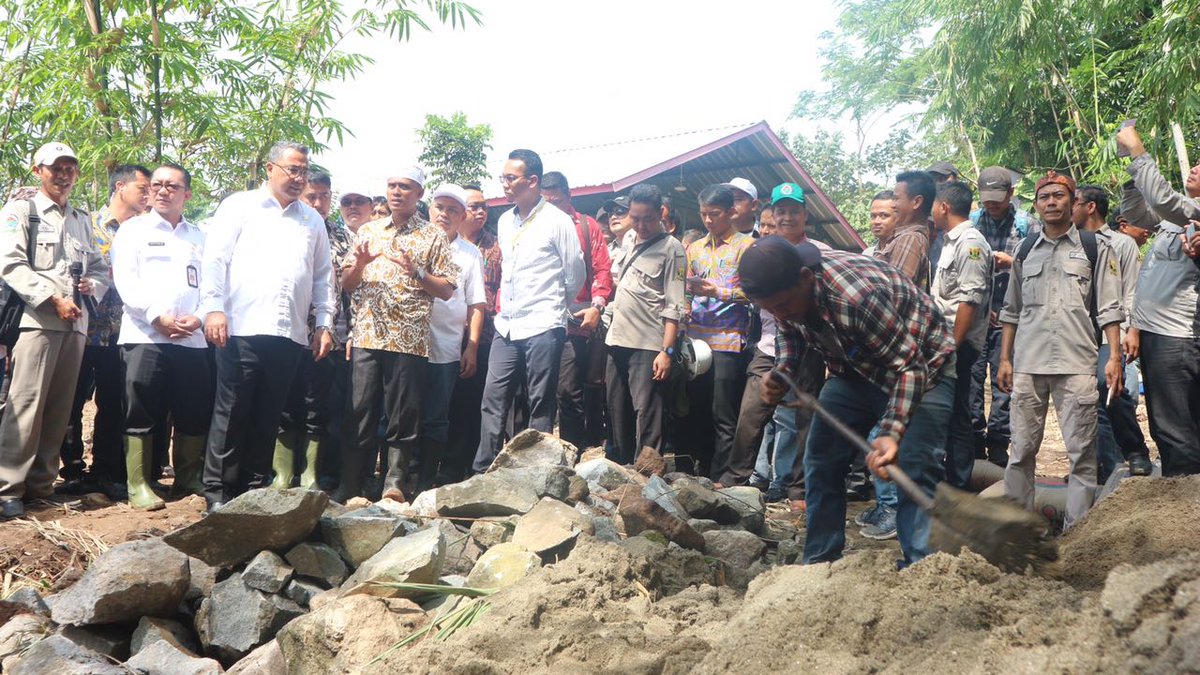 Baharud59575745's tweet photo. Sukseskan PKT 2018
#PadatKaryaTunai2018
#TPPIJawaTimur
#TPPIJember
@Jokowi
@EkoSandjojo
@anwsanusi
@taufikmadjid71
@fachrilabalado
@DewantoAndry
@fourzanitongjay
@Merdiawan_dodik
@EnnikYudhayanti
@RahmaniKurnia
@ilzam_zawawi
@alifatulLailiy1 https://t.co/nFli6rloYo