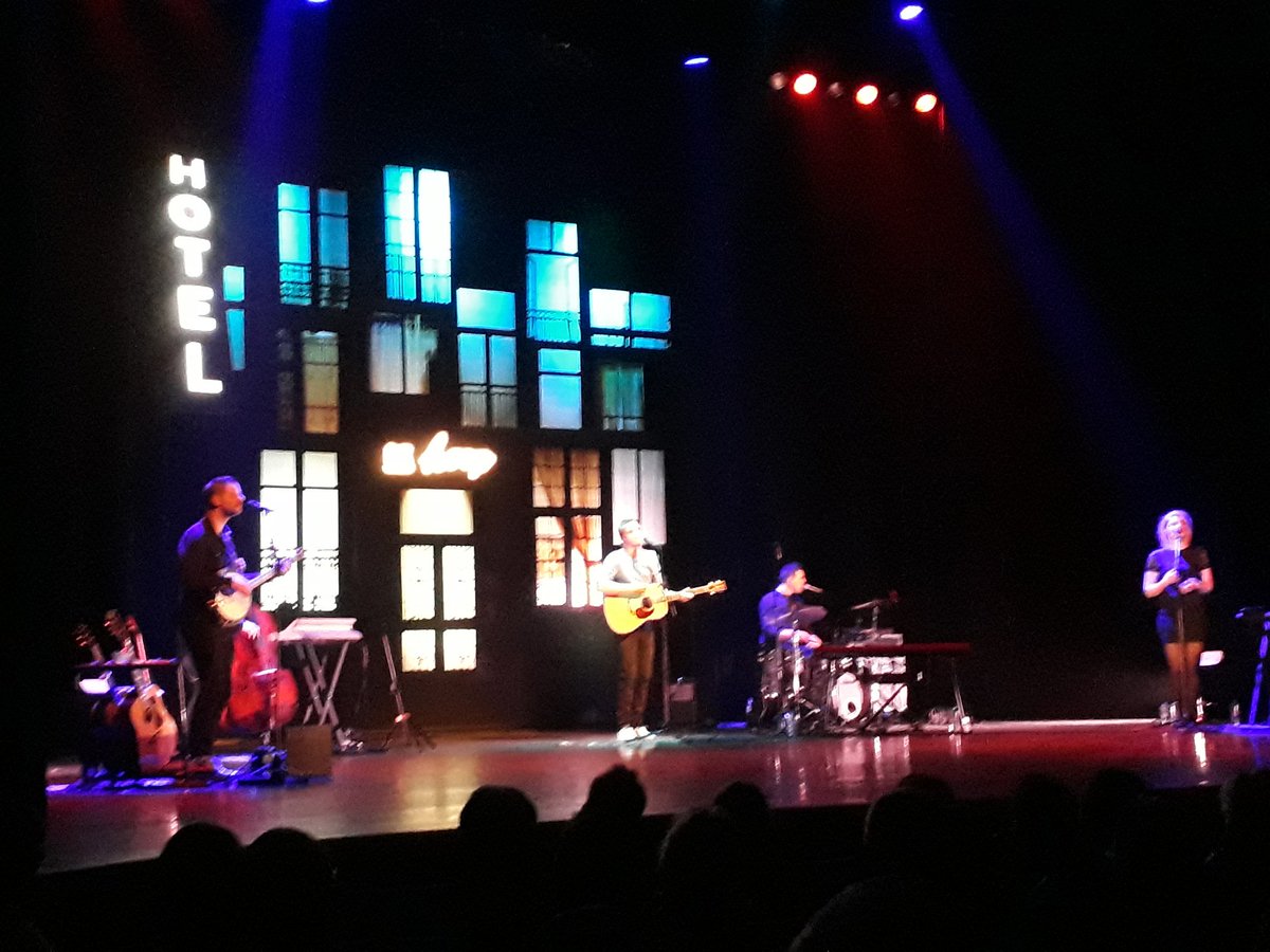 JanAikeStr's tweet image. Gisteravond genoten van "Hotel de Hoop" met @matthijnbuwalda .

Gods Zegen bij de komende optredens, dat je nog vele mensen tot Zegen mag zijn.