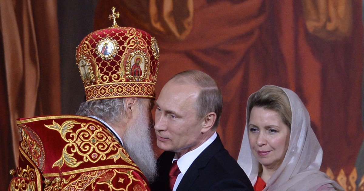 Путин и медведев со свечками в храме Путин и медведев со свечками в храме