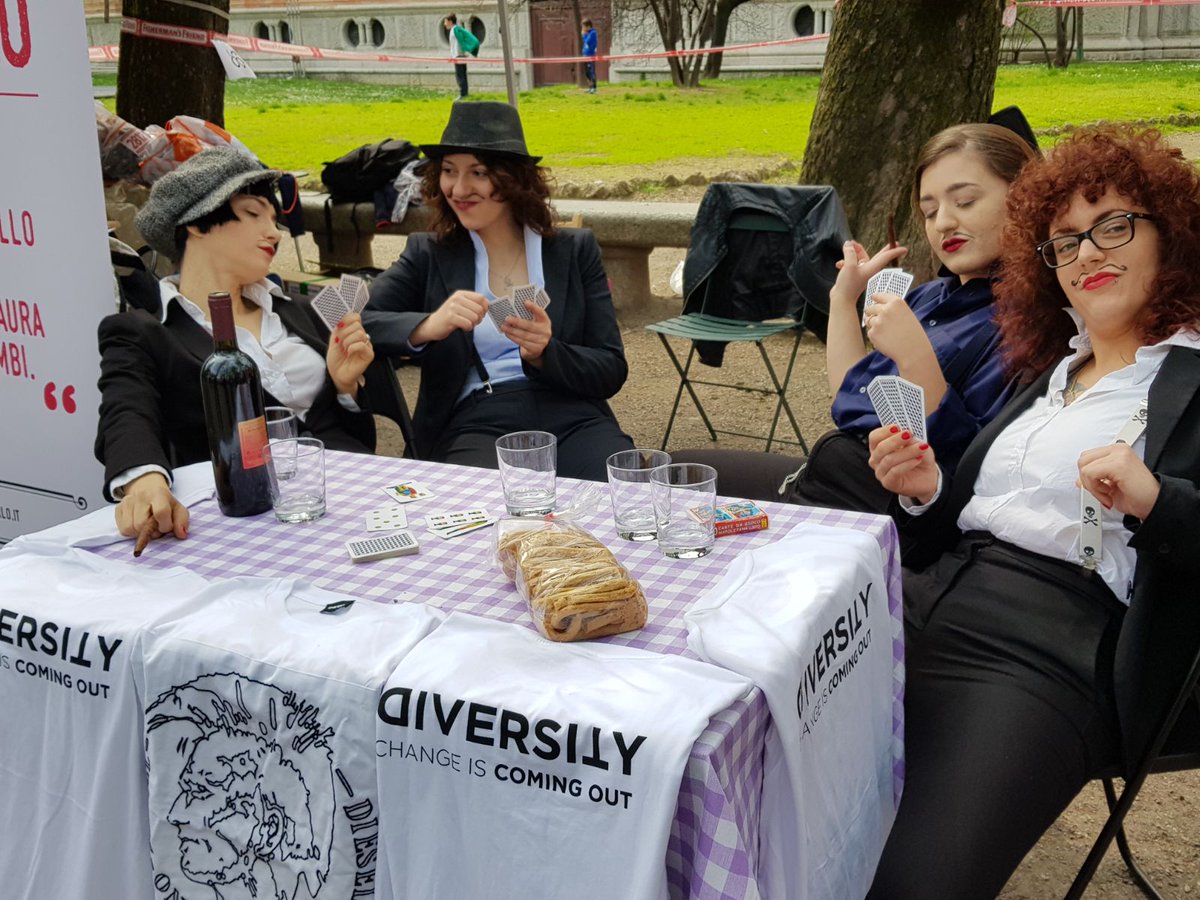diversitylab's tweet photo. Lo stand di @diversitylab con le splendide Fanfarlo al Charity Village <3 @lisadallavia @DIESEL #RunForDiversity #MilanoMarathon https://t.co/mw90I9WpX2