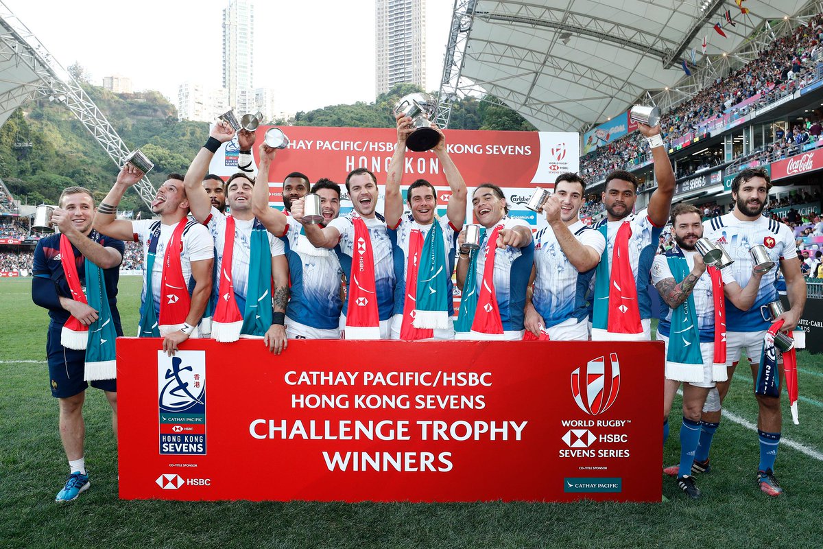 RugbyPass_FR's tweet photo. Félicitations à @FFRugby qui a remporté le Cathay Pacific/HSBC Challenge Trophy à Hong Kong
#HK7s https://t.co/ef5sp5xkSg