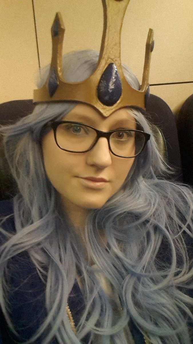 psycopaticangel's tweet photo. The queen is on her way! @lolesports #EULCS #ashecosplay #cosplay #copenhagen https://t.co/vqp5V6pMVG