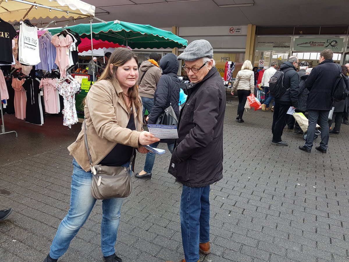 Rnational44's tweet photo. Mobilisation du Front national ce dimanche matin aux Halles de Saint-Nazaire. Immigration massive : ça s'accélère !
#FN44 #SNBM https://t.co/9RKZmUpbCi