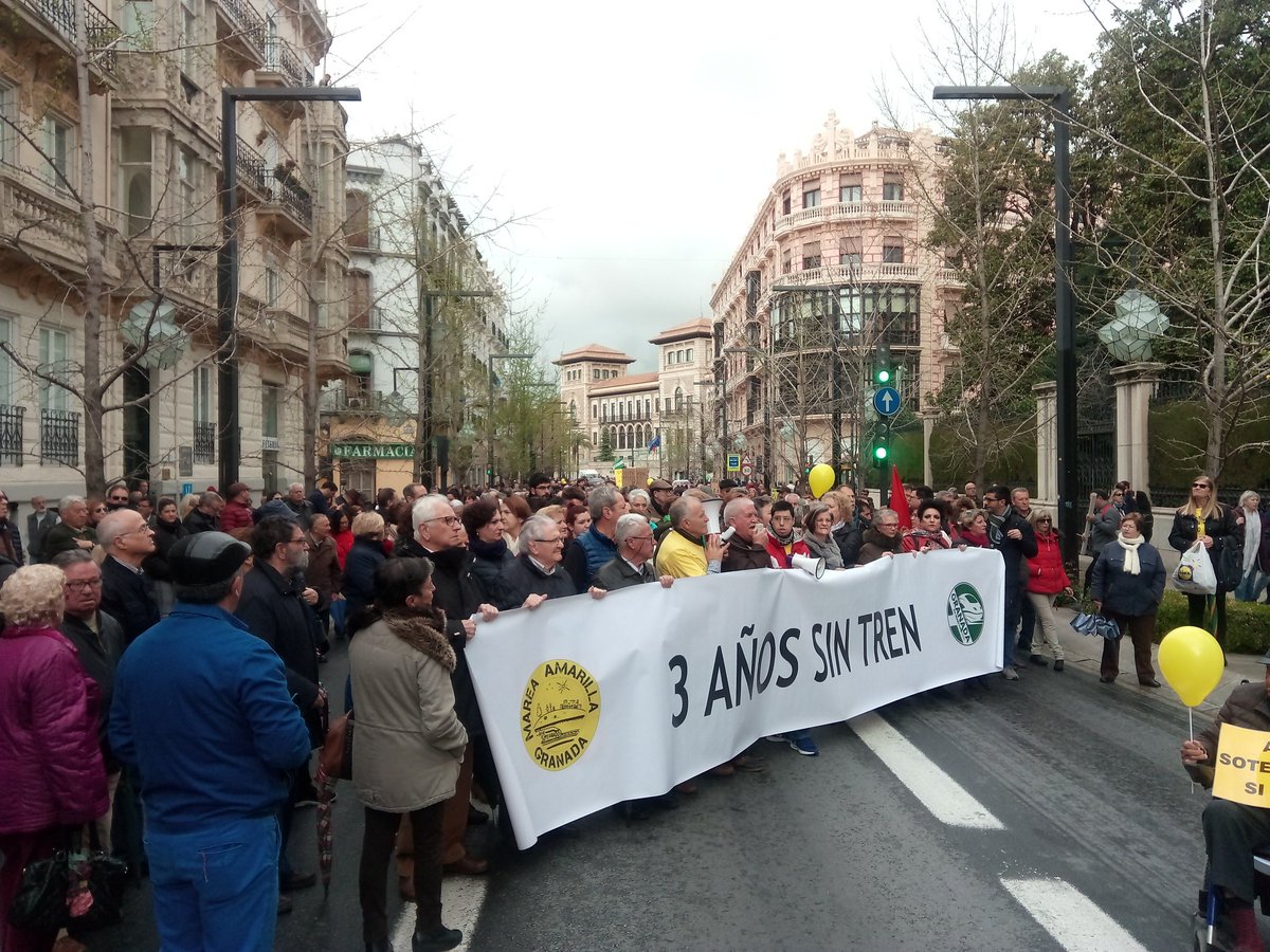 GranadaSinTren's tweet photo. La cabeza de la manifestación llega a la #Subdelegación del Gobierno. Aquí paramos para que nuestra voz se escuche bien #3añossintrengr https://t.co/5oUpq3iioj
