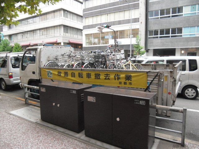 ぷんすわ どーせ今年の京大新入生にも 森見登美彦の小説みたいな世界を期待してる奴 いるんだろ 教えといてやるよ 明石さんはいない 小津のような悪友もいない 福猫飯店みたいな巨大裏組織もなければ 違法レポート印刷所もない ただ 自転車にこやか整理